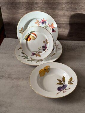 Royal Worcester Evesham Gold 4-PC Setting Soup Bowl Dinner Salad Bread Plates